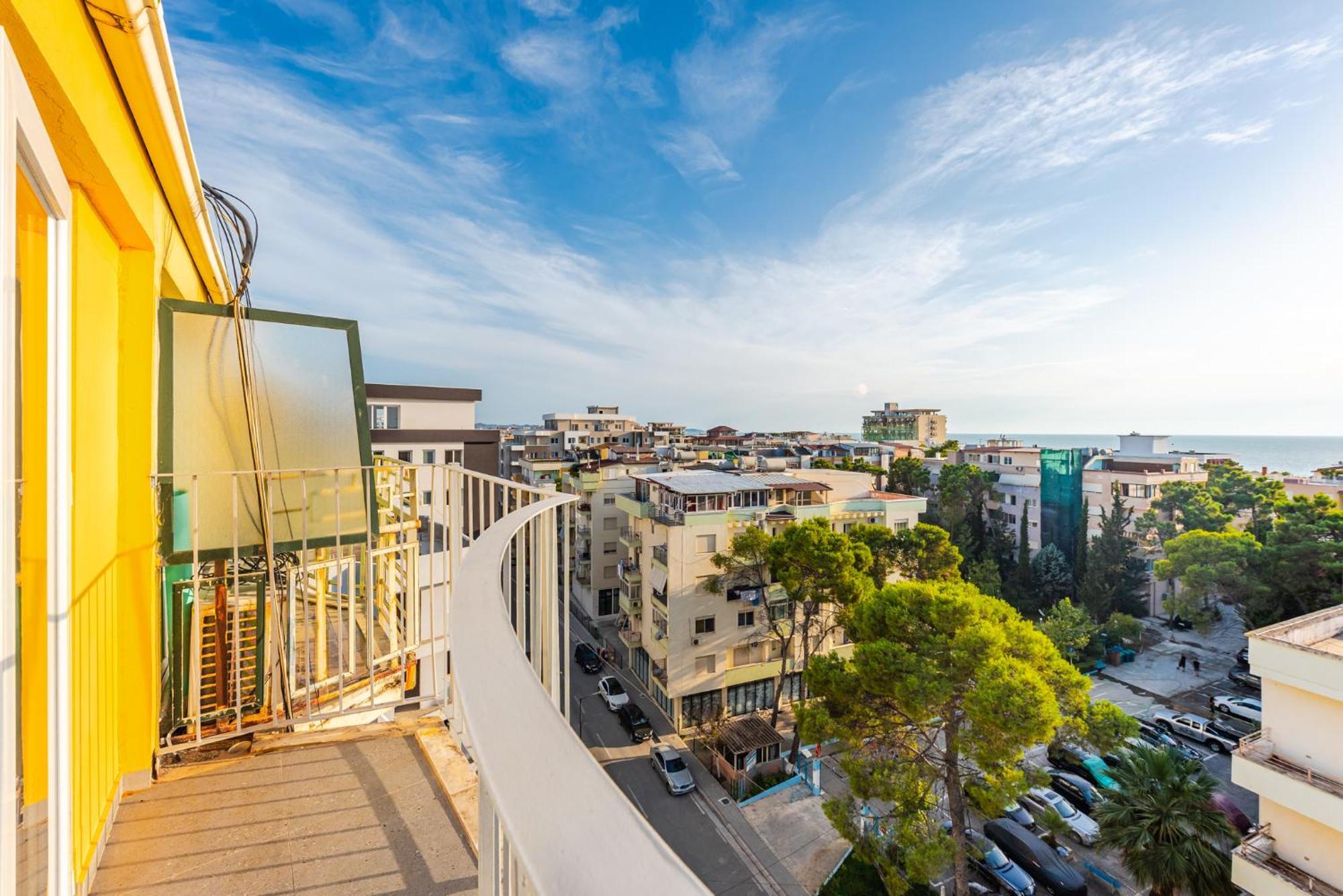 8th Floor Apartments, Apartamento